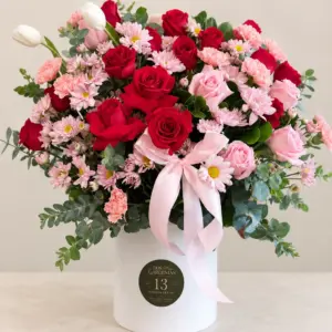 Arreglo Armonía con flores rojas y rosadas en base blanca, Dos Gardenias.