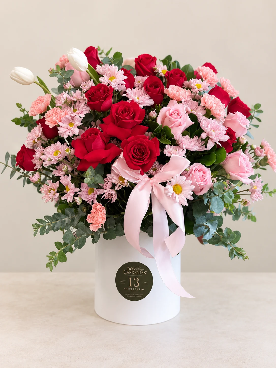 Arreglo Armonía con flores rojas y rosadas en base blanca, Dos Gardenias.