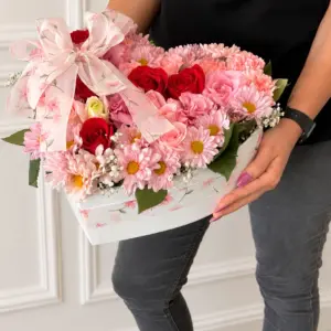 Arreglo floral Corazón en base con forma de corazón, Dos Gardenias.