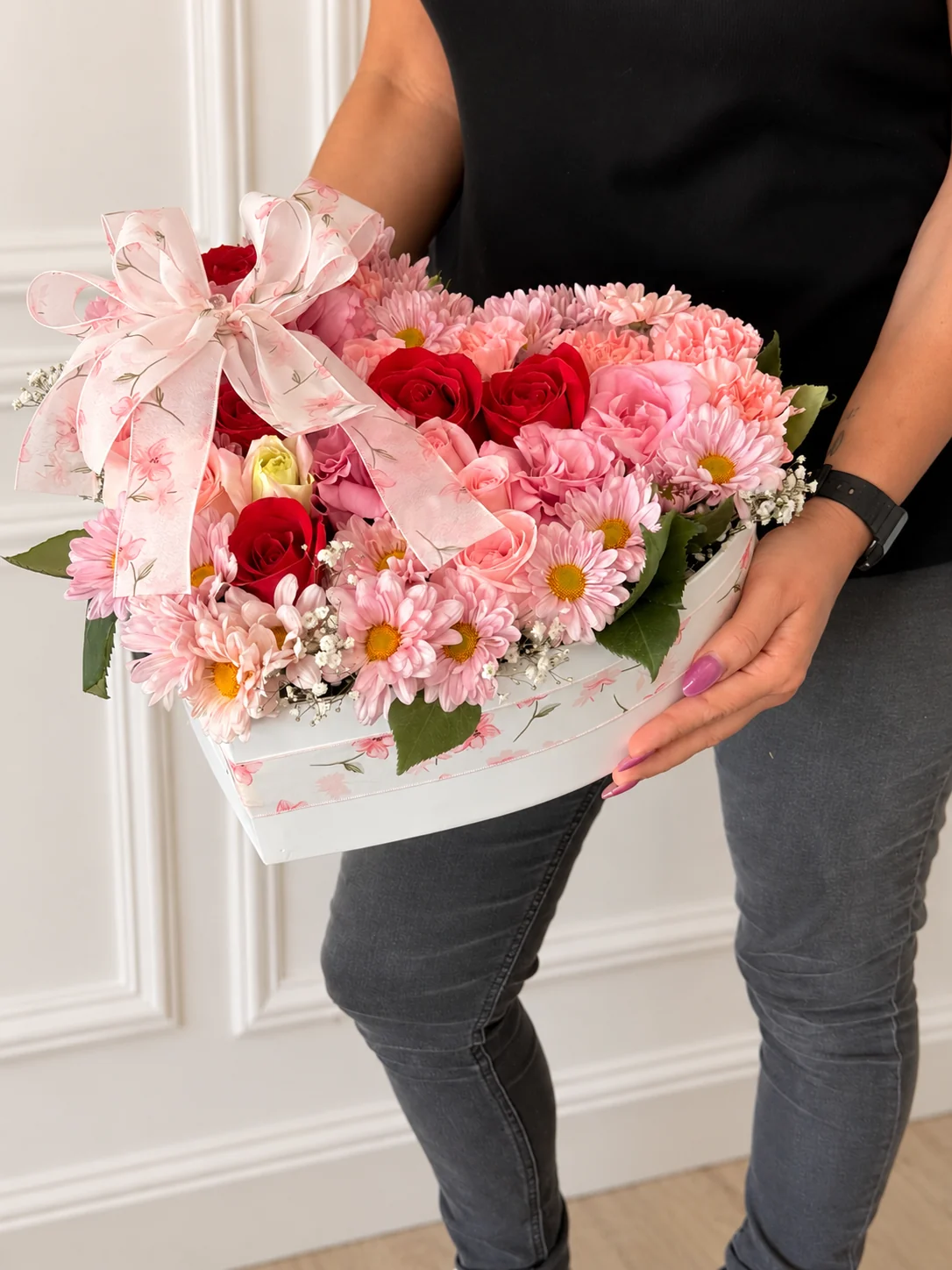 Arreglo floral Corazón en base con forma de corazón, Dos Gardenias.