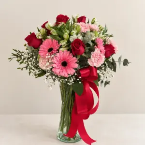 Jarrón Encanto con flores rojas, rosas y blancas en florero de cristal, Dos Gardenias.