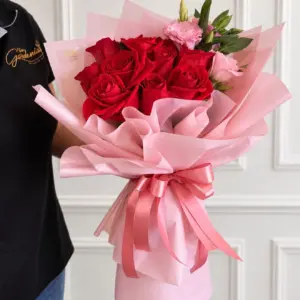 Ramo Carmín con rosas rojas y envoltura rosa, Dos Gardenias.