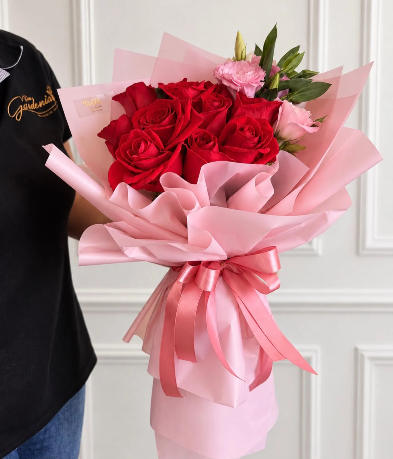 Ramo Carmín con rosas rojas y envoltura rosa, Dos Gardenias.