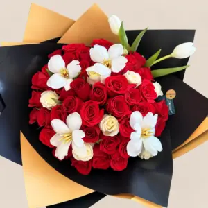 Ramo Ébano con flores rojas y blancas y envoltura negra y dorada, Dos Gardenias.