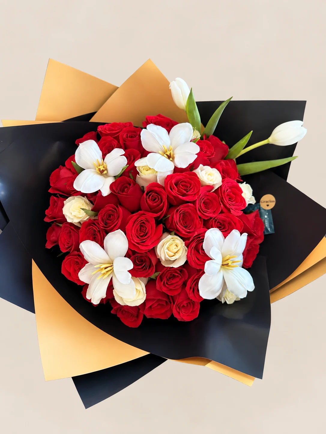 Ramo Ébano con flores rojas y blancas y envoltura negra y dorada, Dos Gardenias.