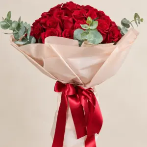 Ramo Escarlata con rosas rojas, follaje y listón rojo, Dos Gardenias.