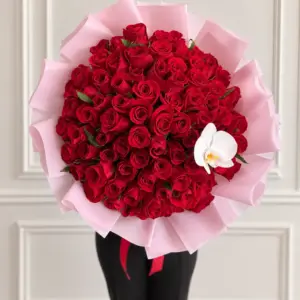 Ramo Majestad de rosas rojas con una flor blanca y envoltura rosa, Dos Gardenias.
