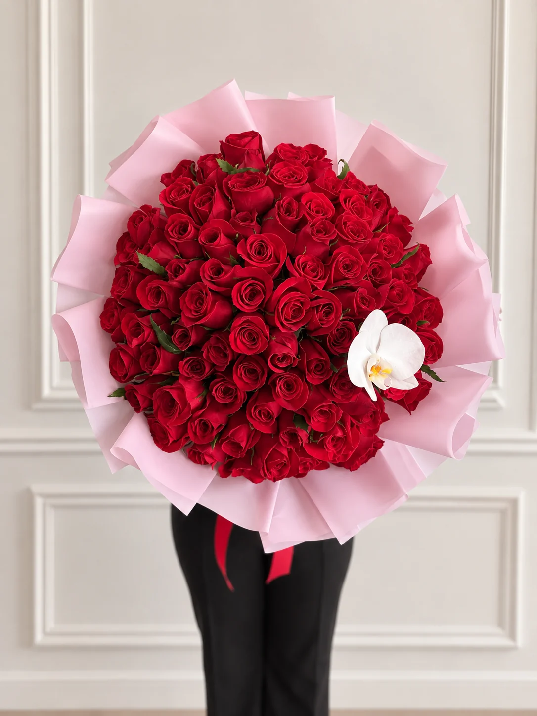 Ramo Majestad de rosas rojas con una flor blanca y envoltura rosa, Dos Gardenias.