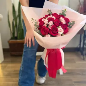 Ramo Romance con rosas rojas y mini rosas, Dos Gardenias.