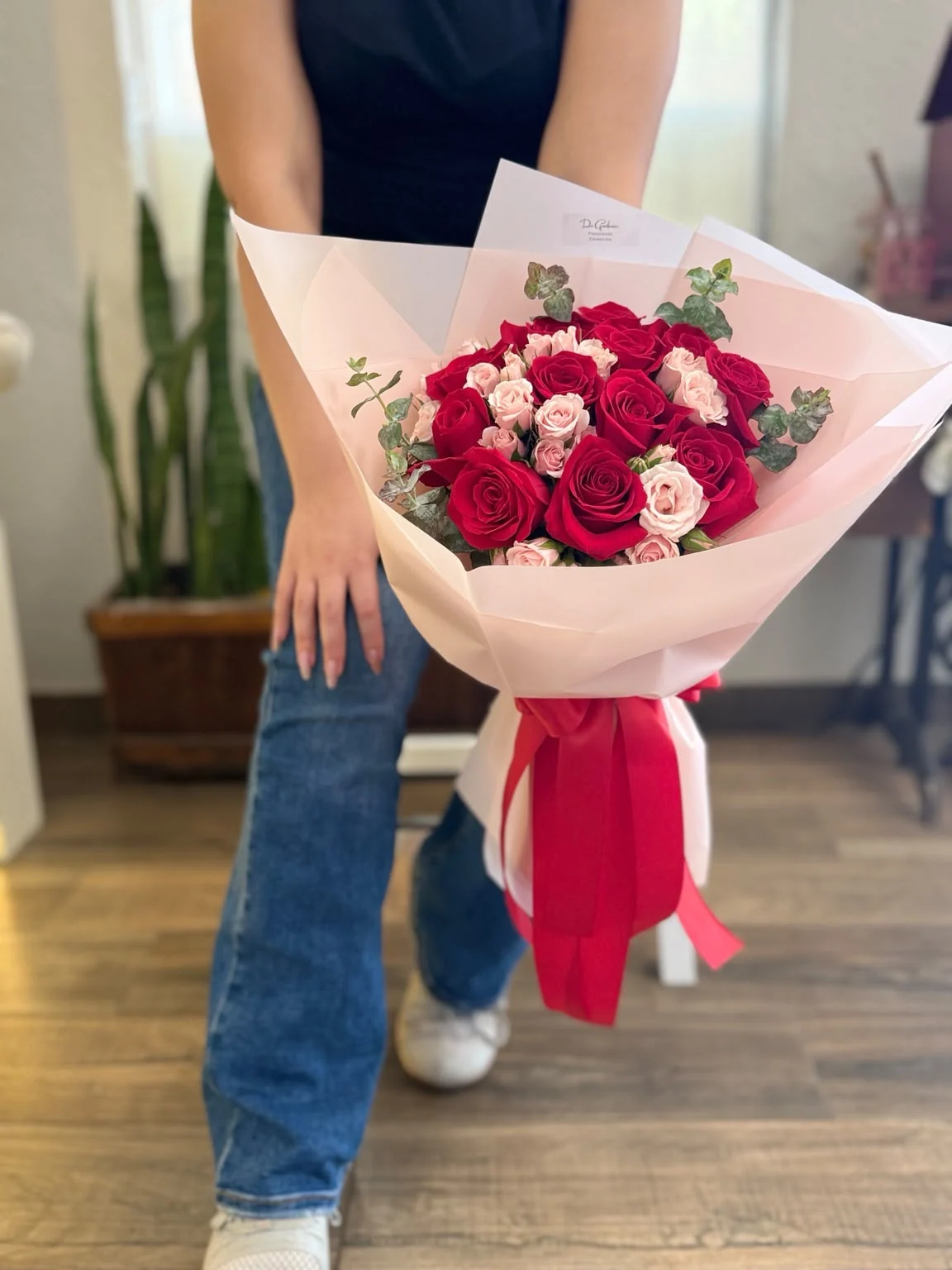 Ramo Romance con rosas rojas y mini rosas, Dos Gardenias.