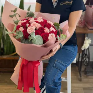 Ramo Rubí con rosas rojas, mini rosas y follaje, Dos Gardenias.