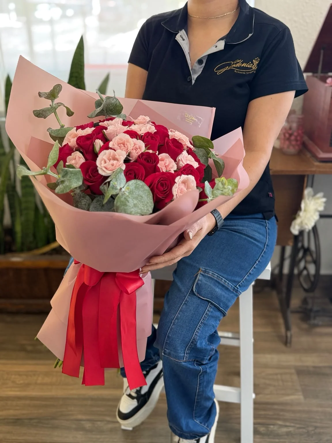 Ramo Rubí con rosas rojas, mini rosas y follaje, Dos Gardenias.