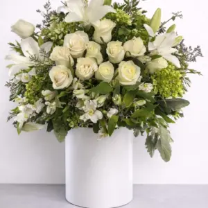 Arreglo de Hortensias y Rosas Blancas de Dos Gardenias: flores blancas y follaje