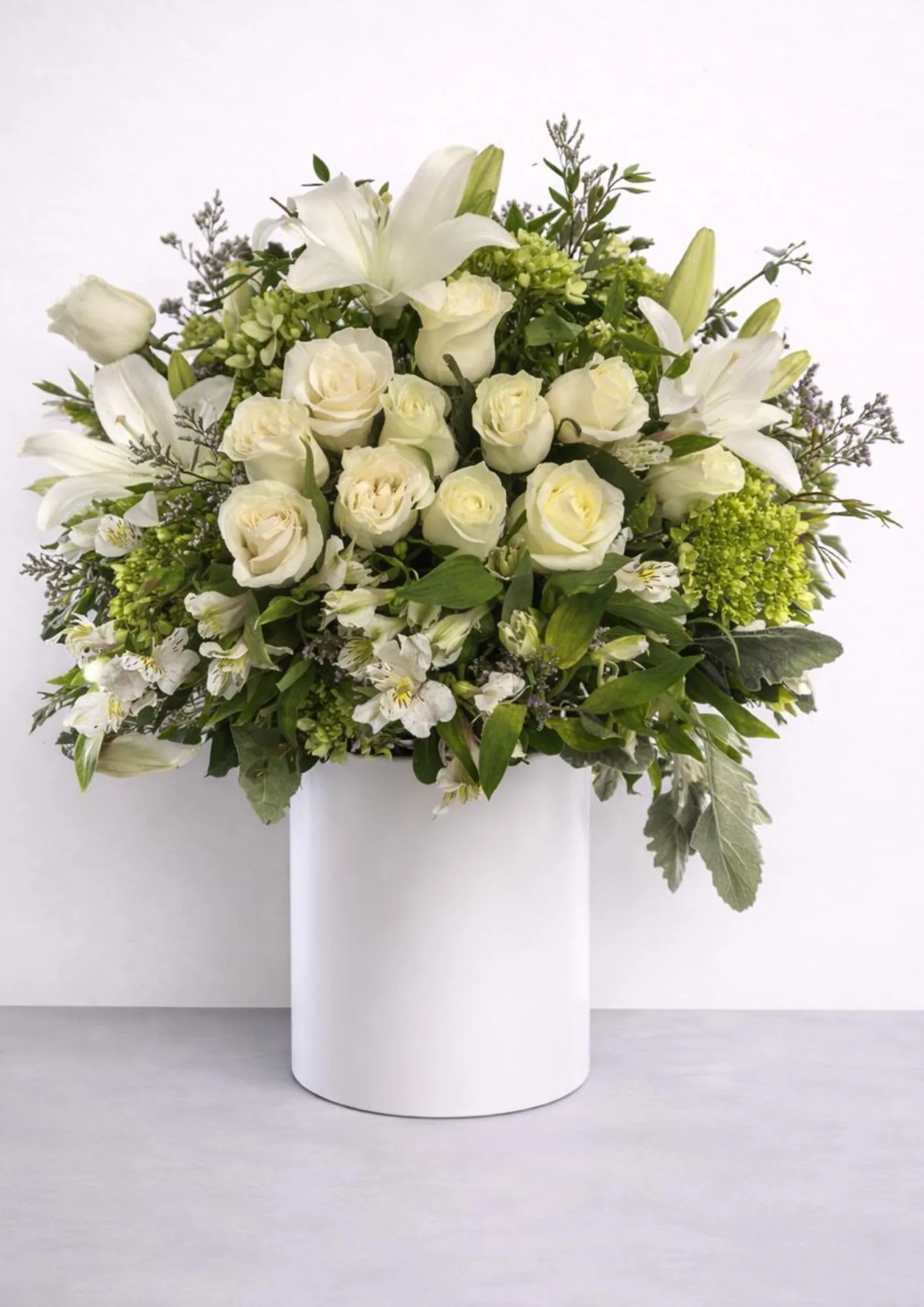 Arreglo de Hortensias y Rosas Blancas de Dos Gardenias: flores blancas y follaje