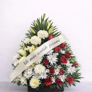 Arreglo de Rosas Rojas y Pompones de Dos Gardenias: rosas rojas y pompones blancos, con follaje