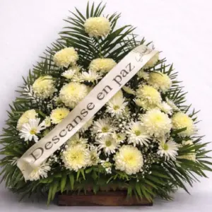 Clásico Fúnebre de Dos Gardenias: pompones y margaritas blancas, con follaje