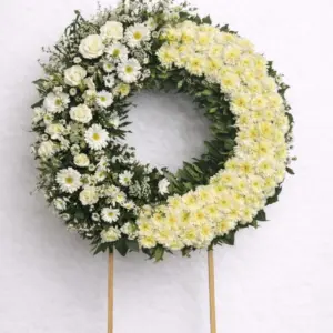 Corona de Pompones y Gerberas de Dos Gardenias: pompones y gerberas, con follaje