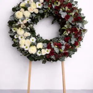 Corona de Rosas Blancas y Rojas de Dos Gardenias: rosas blancas y rojas, con follaje