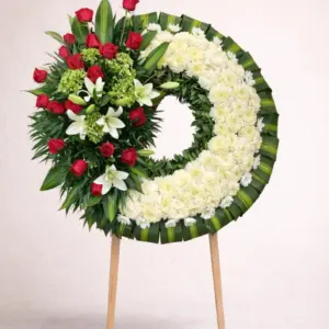Corona de Rosas y Lirios de Dos Gardenias: rosas y lirios, con follaje