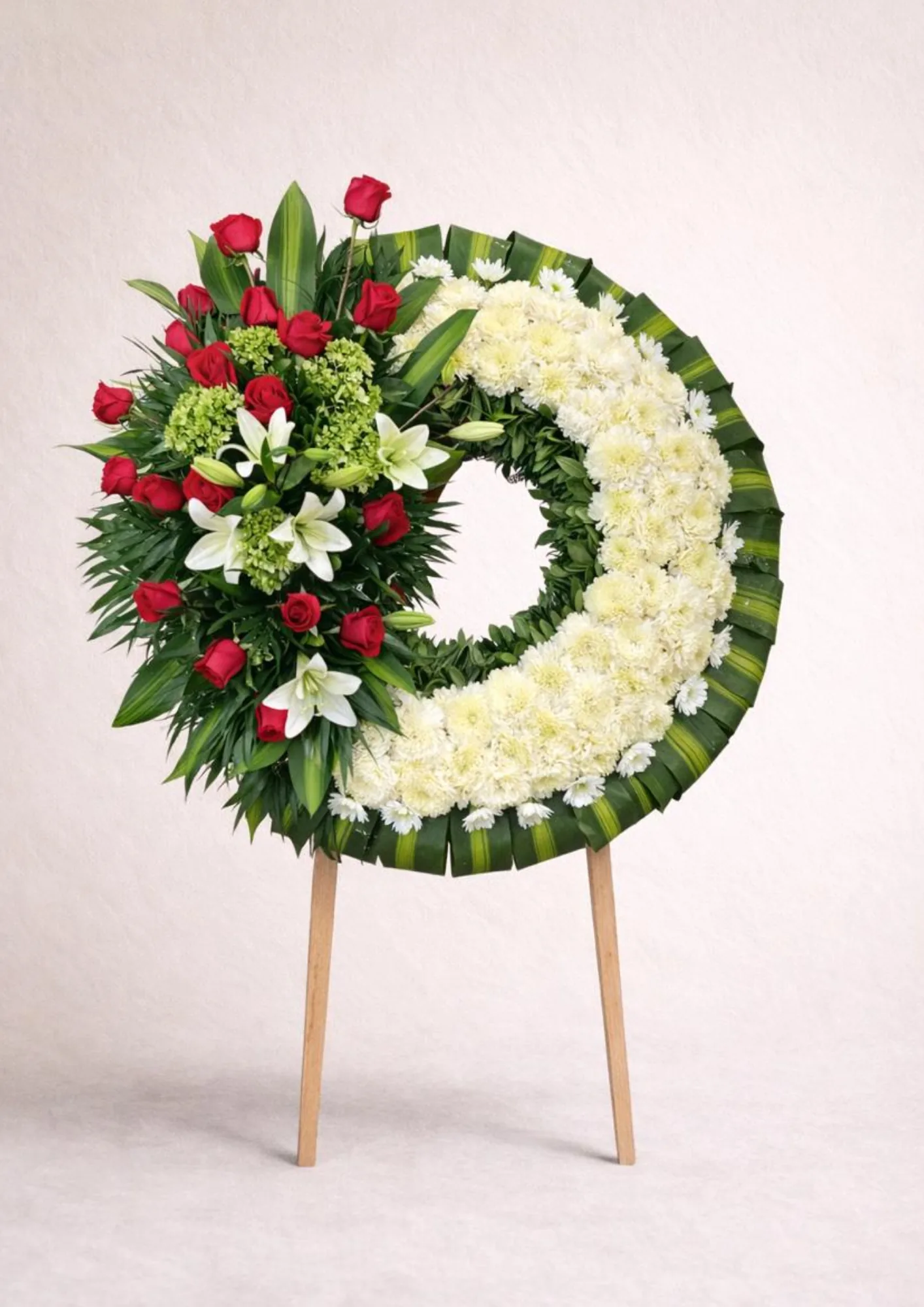 Corona de Rosas y Lirios de Dos Gardenias: rosas y lirios, con follaje