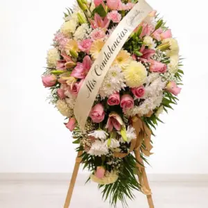 Medallón Fúnebre de Dos Gardenias: flores blancas y rosadas, con follaje