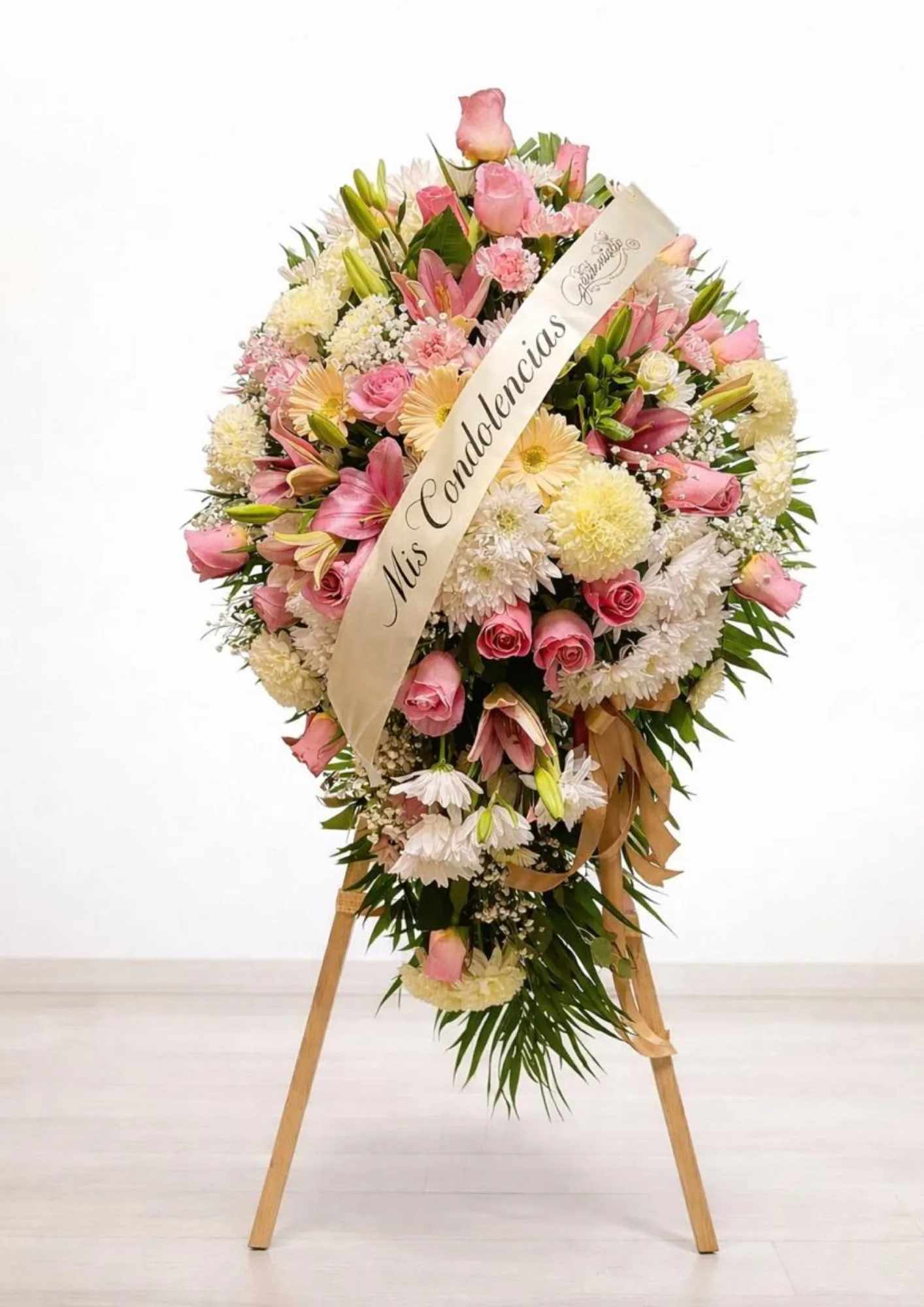 Medallón Fúnebre de Dos Gardenias: flores blancas y rosadas, con follaje