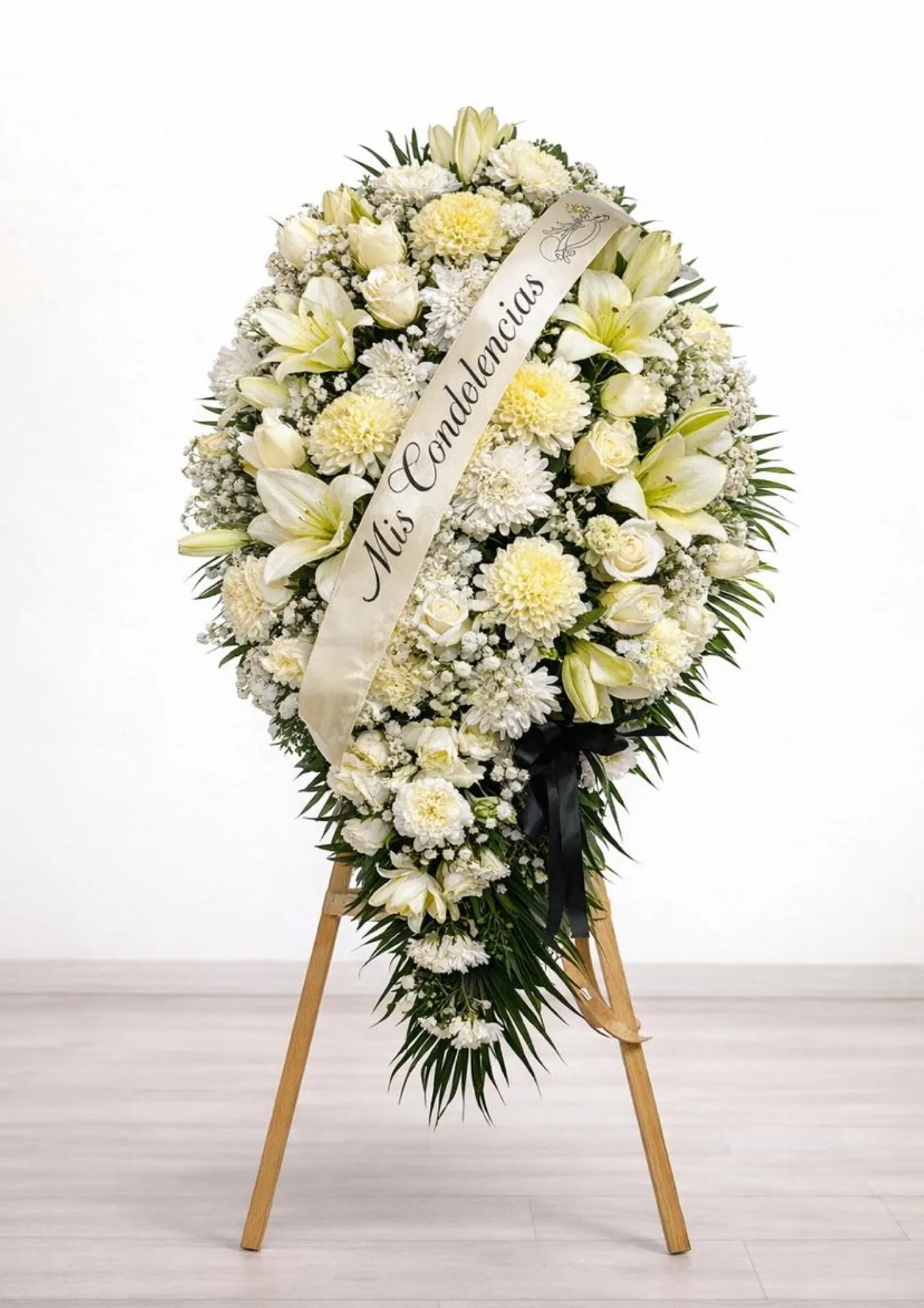Medallón Fúnebre Blanco de Dos Gardenias: flores blancas, con follaje