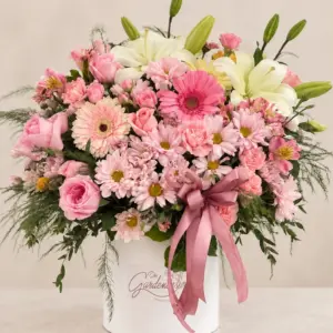 Arreglo Amalia con flores rosas y blancas en base blanca tipo cilindro.