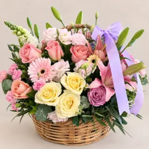 Canasta Valentina de mimbre con flores surtidas y listón.