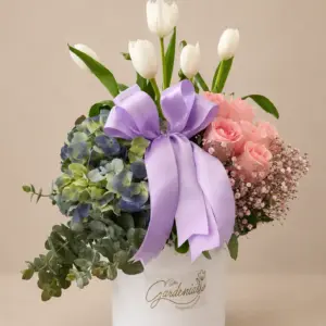 Arreglo Emilia de Dos Gardenias: 5 tulipanes blancos, 5 rosas en tono rosa, hortensia de invernadero y finos follajes