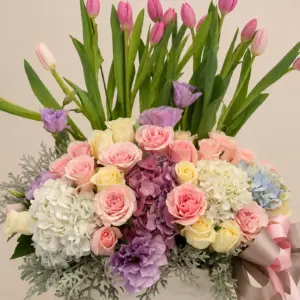 Arreglo Esplendor de Dos Gardenias: 15 tulipanes, 24 rosas, hortensias de invernadero y finos follajes