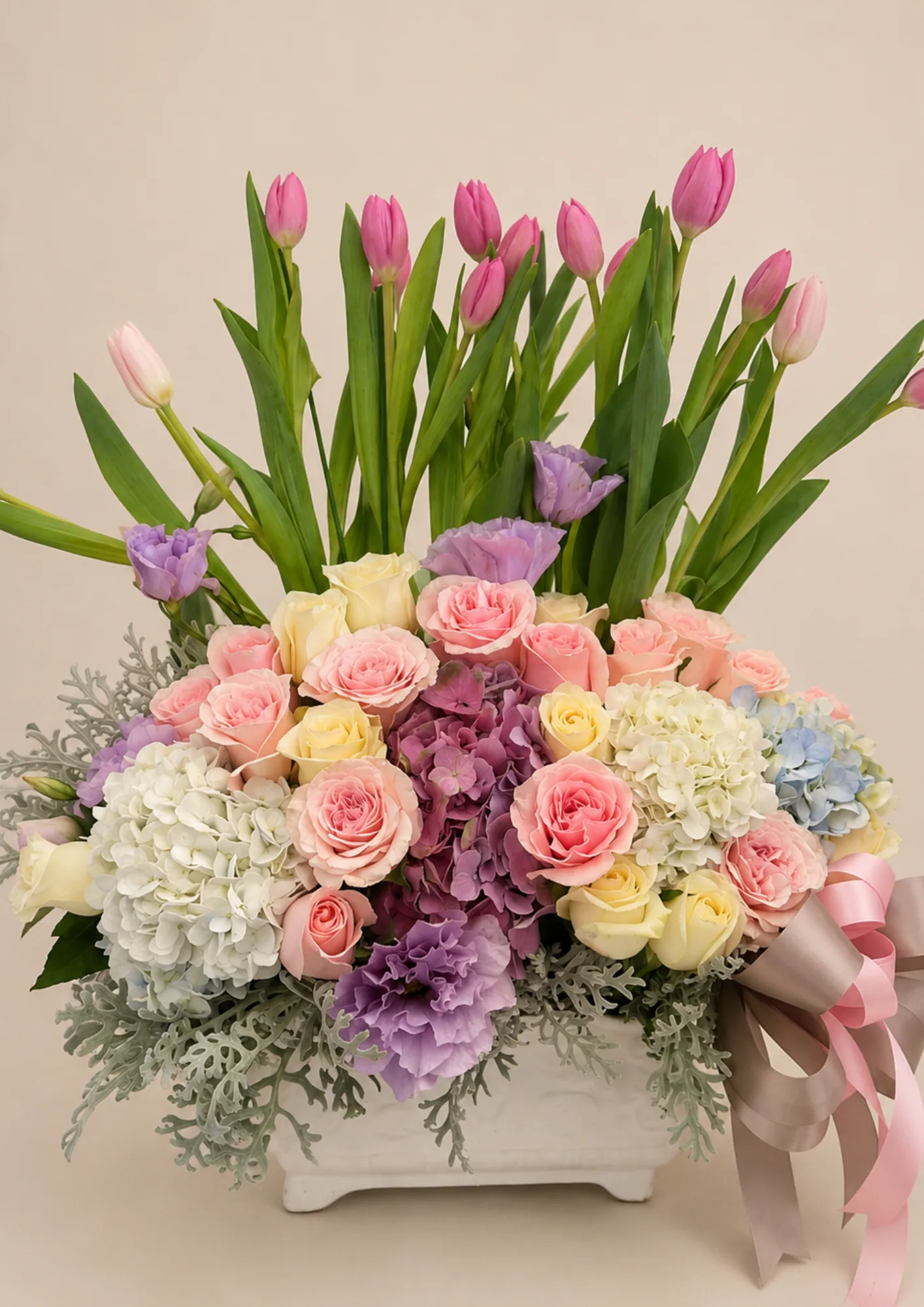 Arreglo Esplendor de Dos Gardenias: 15 tulipanes, 24 rosas, hortensias de invernadero y finos follajes