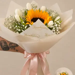 Ramo Elisa de Dos Gardenias: 10 tulipanes, 1 girasol y follajes complementarios