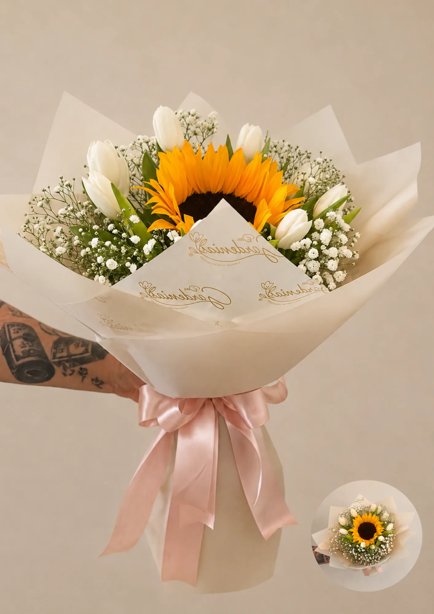 Ramo Elisa de Dos Gardenias: 10 tulipanes, 1 girasol y follajes complementarios