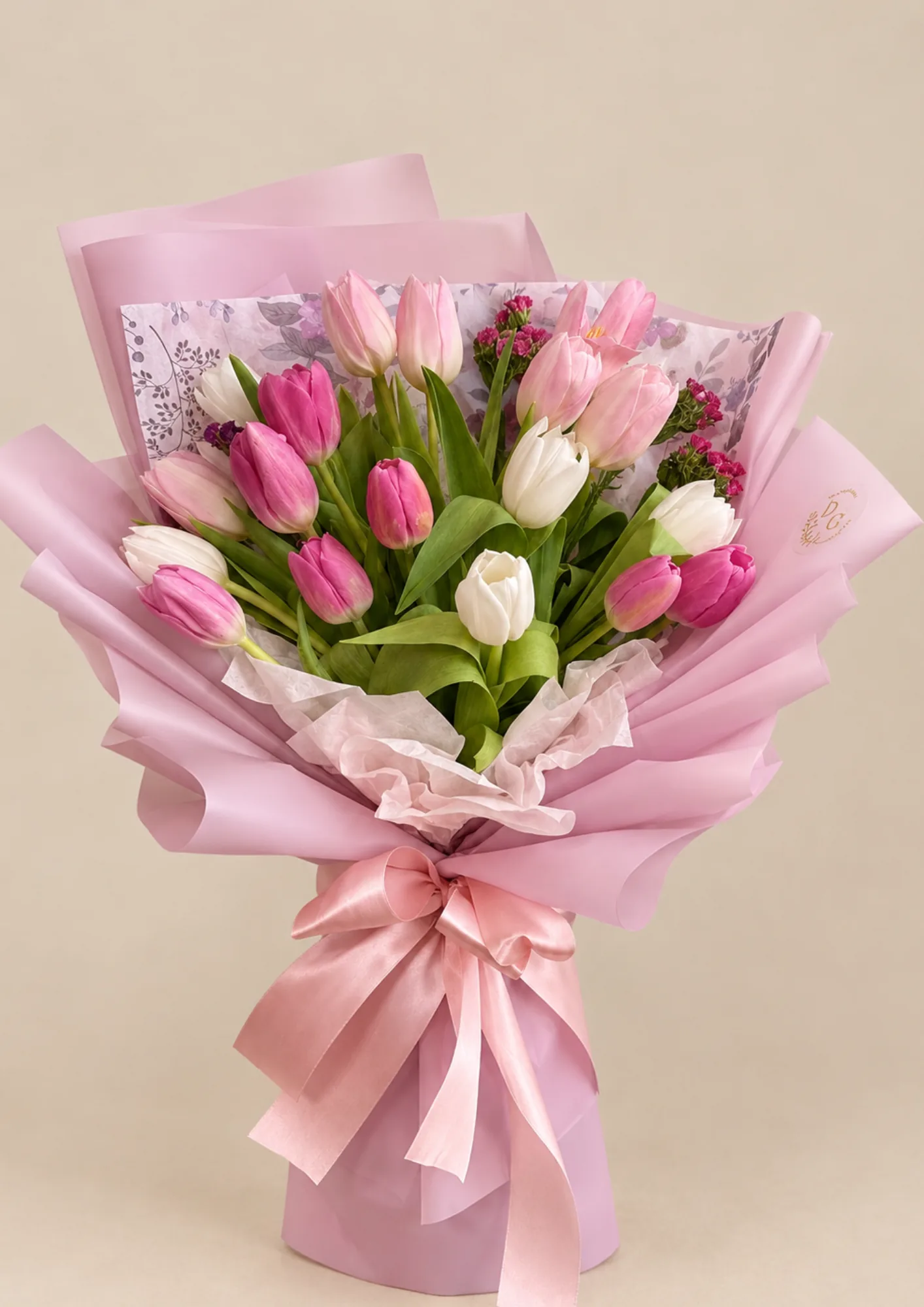 Ramo Isabella de Dos Gardenias: 20 tulipanes, sin follaje