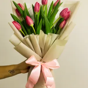 Ramo Renata de Dos Gardenias: 10 tulipanes