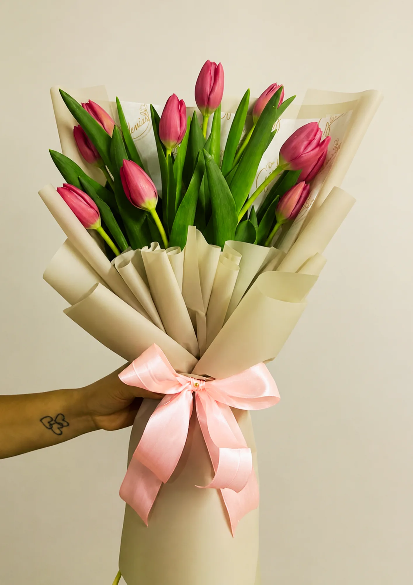 Ramo Renata de Dos Gardenias: 10 tulipanes