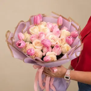 Ramo Valentina de Dos Gardenias: 24 rosas y 8 tulipanes